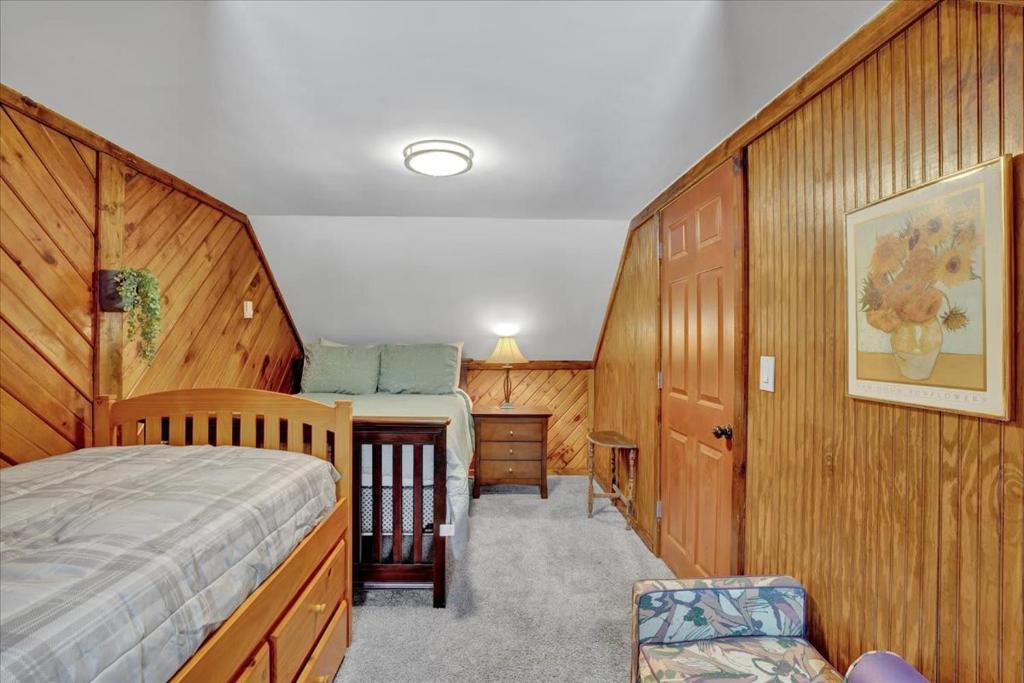Una cama o camas en una habitación de Log Cabin and Guest House Sleeps 18 2 Game Rooms