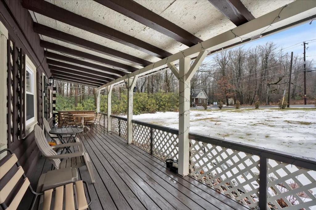 Un balcón o terraza en Log Cabin and Guest House Sleeps 18 2 Game Rooms