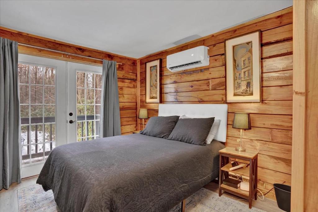 Una cama o camas en una habitación de Log Cabin and Guest House Sleeps 18 2 Game Rooms