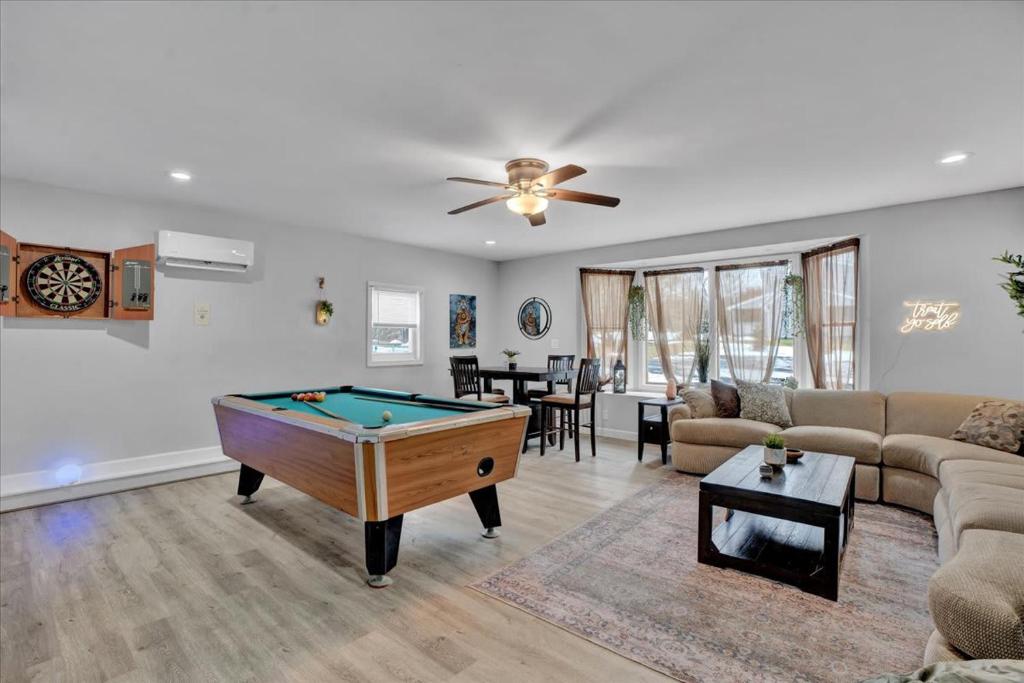 Un lugar para sentarse en Log Cabin and Guest House Sleeps 18 2 Game Rooms