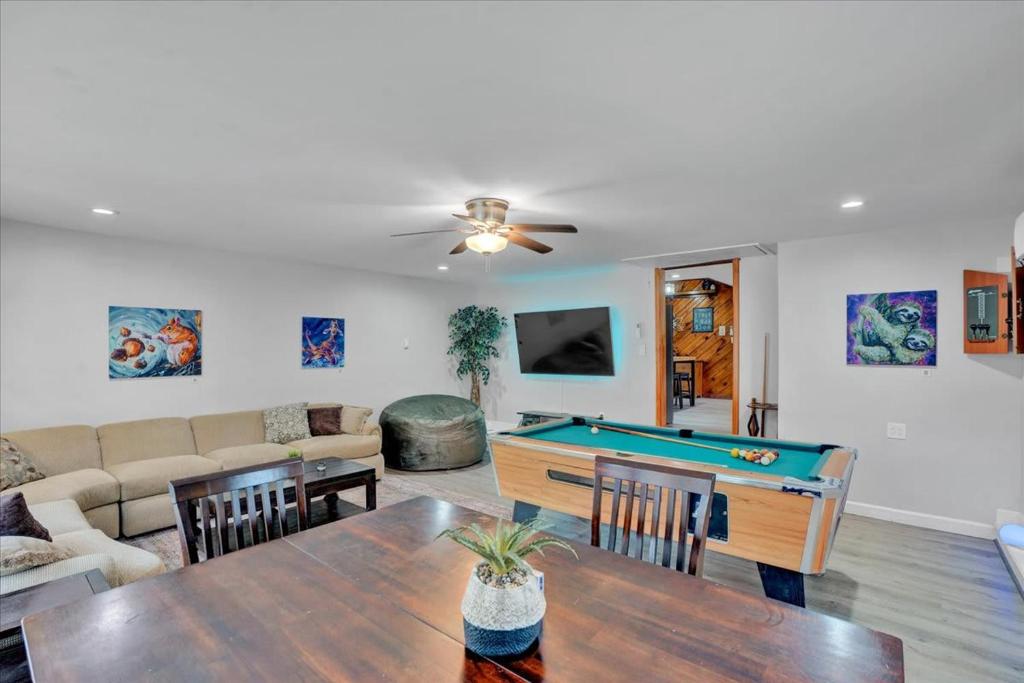Una televisión o centro de entretenimiento en Log Cabin and Guest House Sleeps 18 2 Game Rooms