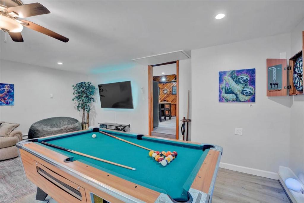 Una televisión o centro de entretenimiento en Log Cabin and Guest House Sleeps 18 2 Game Rooms