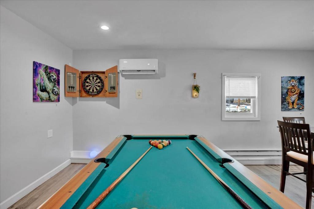 Una mesa de billar en Log Cabin and Guest House Sleeps 18 2 Game Rooms