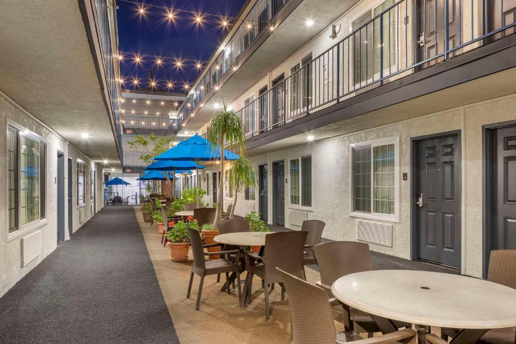 un corridoio di un ristorante con tavoli e sedie di Comfort Inn Santa Monica - West Los Angeles a Los Angeles