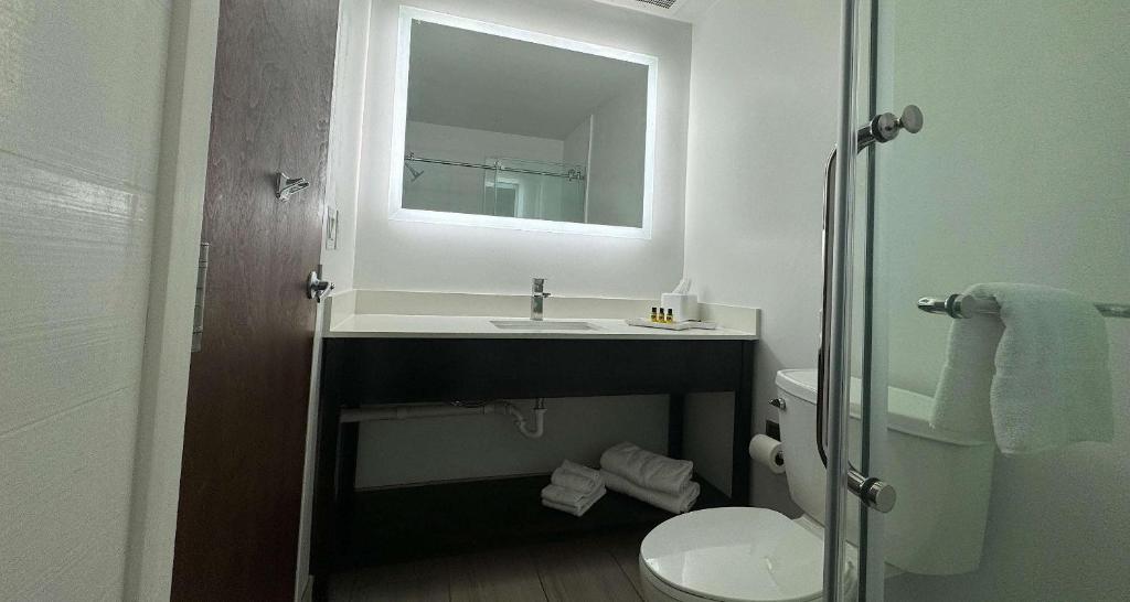 Best Western PLUS Hannaford Inn & Suites photo