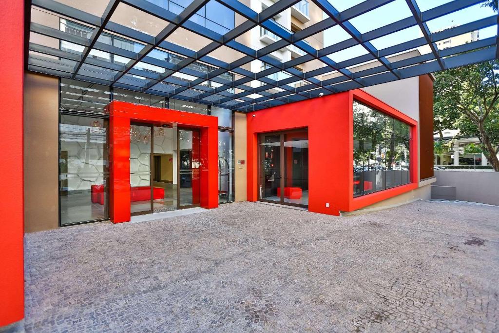 un edificio vacío con puertas y ventanas rojas en Radisson RED Campinas, en Campinas