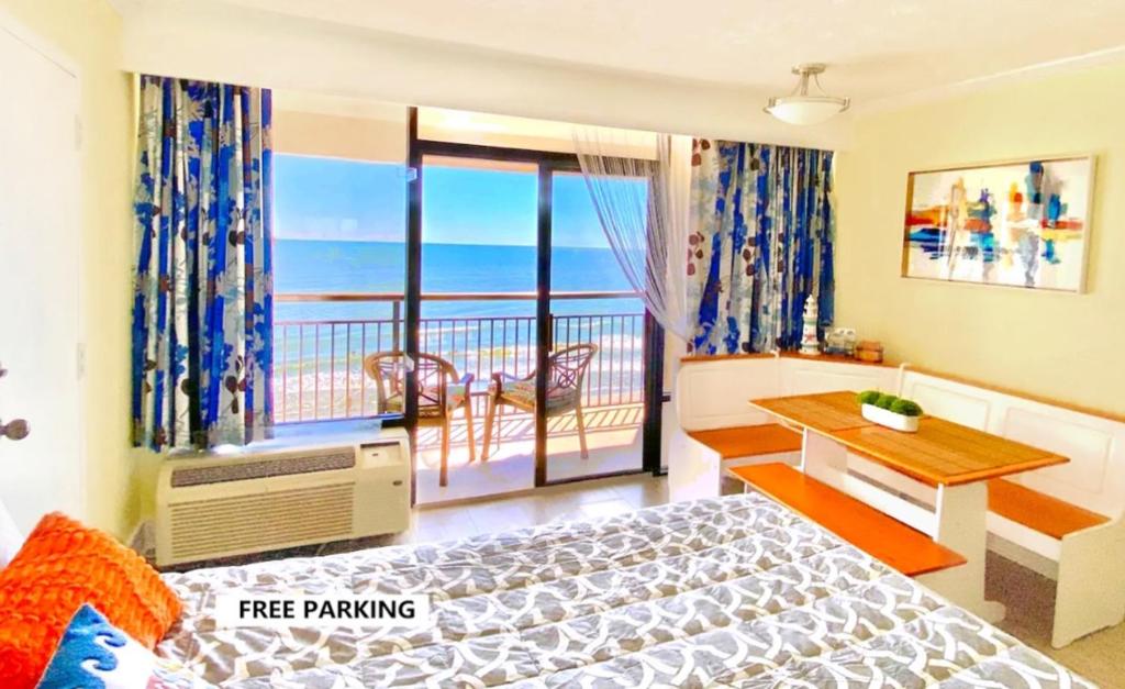 1 dormitorio con 1 cama y balcón con vistas al océano en Ocean Reef- Unique Oceanfront Condo-Free parking - Amazing pools, en Myrtle Beach