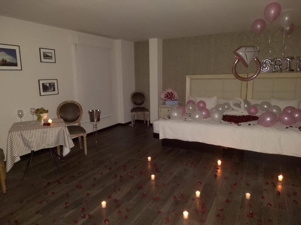 Cette chambre comprend un lit avec des ballons et une table. dans l'établissement Mansion Azul Cholula, à Cholula
