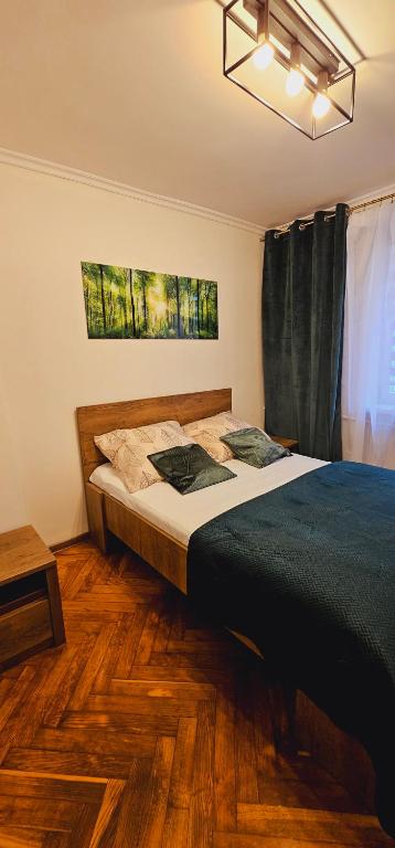 Un dormitorio con una cama grande en una habitación. en Apartment on the San River, en Przemyśl