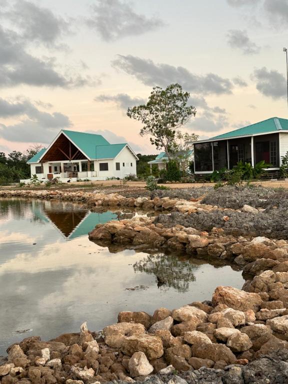 Sarteneja的住宿－Belizima Eco Resort，一群建筑物和一群水体