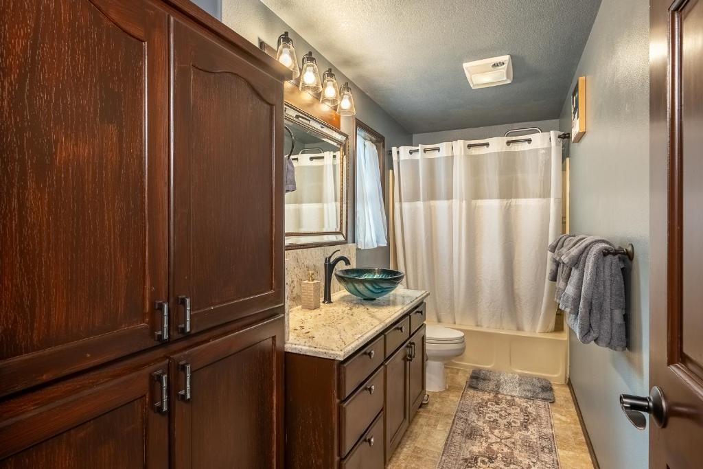 Koupelna v ubytování Comfy 4B/2b home near Dunes & Ocean! Pet Friendly!