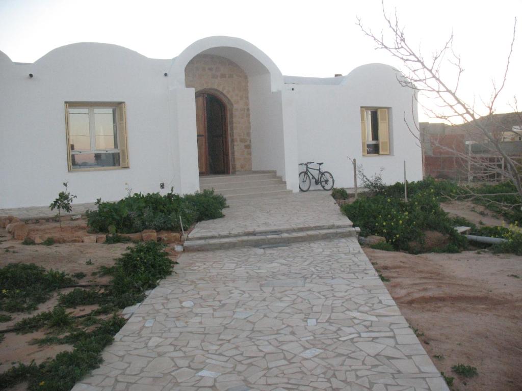 a house with a stone walkway in front of it at Tataouineranch in Tataouine