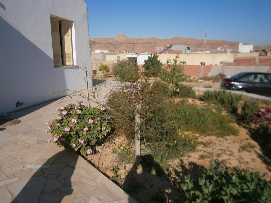 un giardino con fiori sul lato di un edificio di Tataouineranch a Tataouine