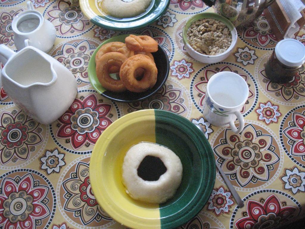 un tavolo con piatti di ciambelle su un tavolo di Tataouineranch a Tataouine