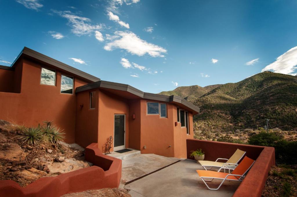 a house with a view of the mountains at Galeria Viviente Eco Casita in Bisbee