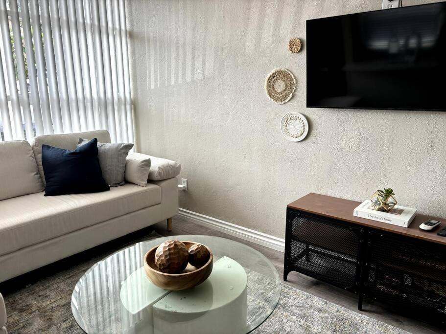 uma sala de estar com um sofá e uma mesa de centro em Cool Coastal OB Life em San Diego