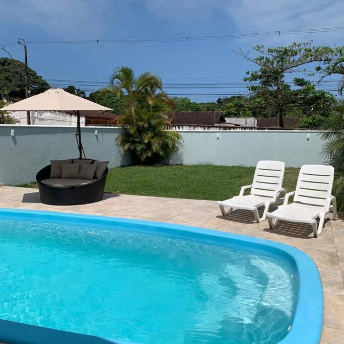Bazén v ubytování M&M House - Casa com Piscina e Ar Condicionado em Matinhos nebo v jeho okolí