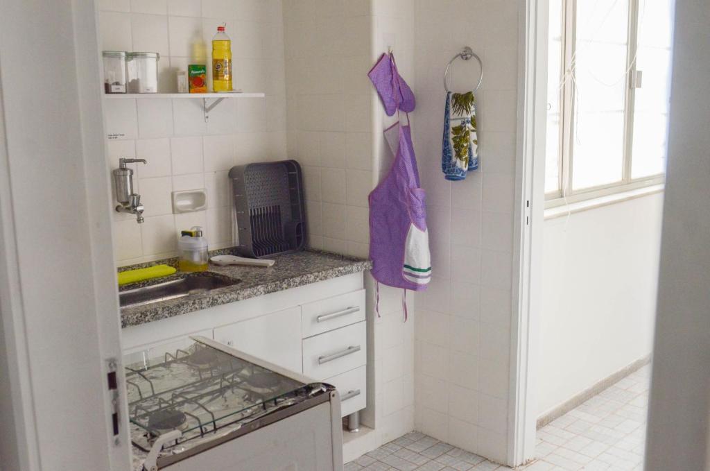 a small kitchen with a sink and a counter at Refúgio pra sua família in Guarapari