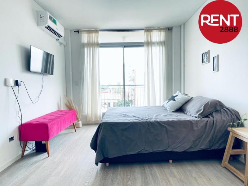 1 dormitorio con 1 cama, TV y ventana en Rent Balbin en Buenos Aires