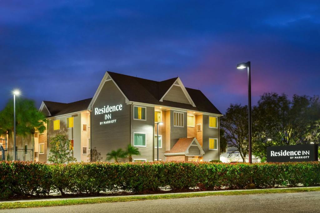 een gebouw met een bord ervoor bij Residence Inn by Marriott Fort Myers in Fort Myers