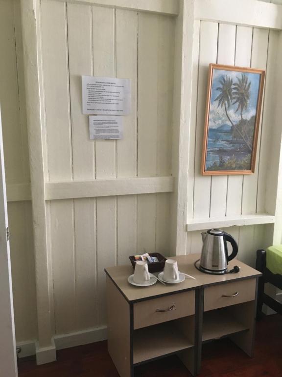 New Mavida Lodge في Levuka: طاولة عليها مجموعة شاي