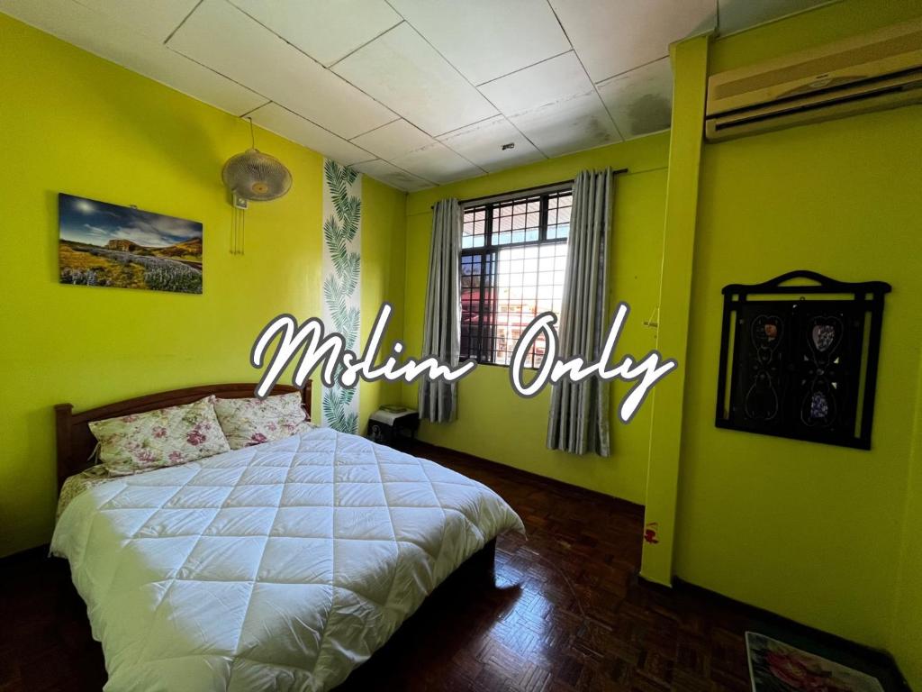 Postel nebo postele na pokoji v ubytování Wan Homestay Kulim Hi-Tech Mslliim only