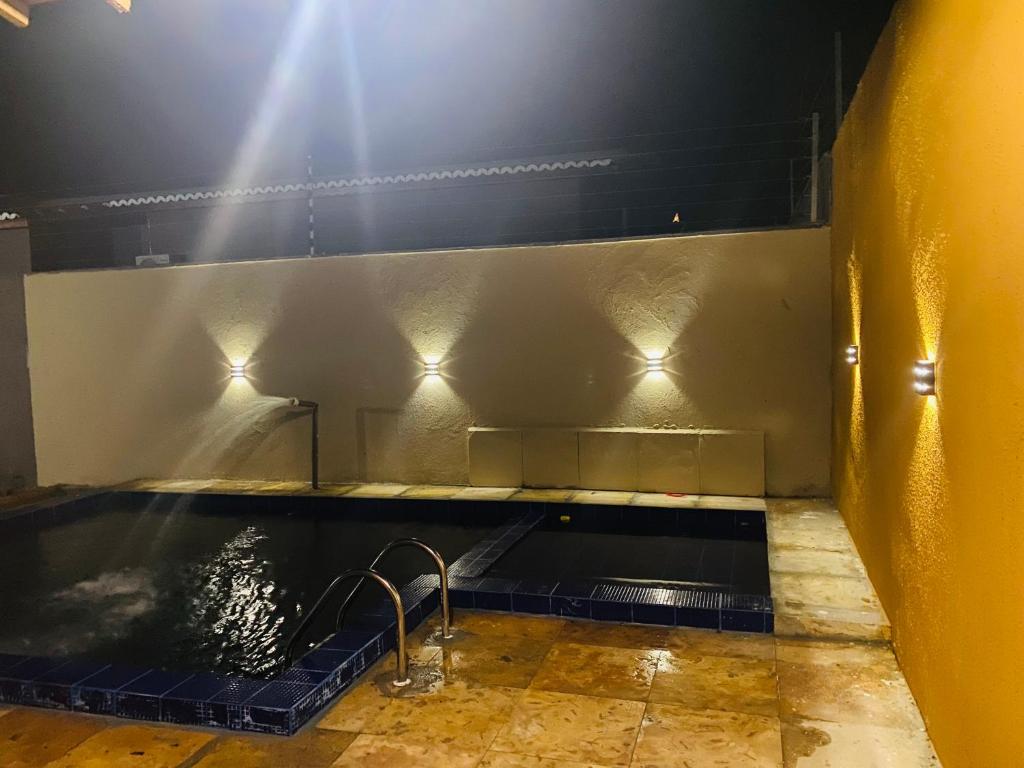 einen Pool mit Wasser in einem Zimmer mit Waschbecken in der Unterkunft Lugar de paz in Paraipaba