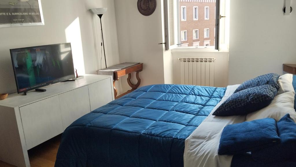 Łóżko lub łóżka w pokoju w obiekcie Casa Tiffany Piazza di Spagna
