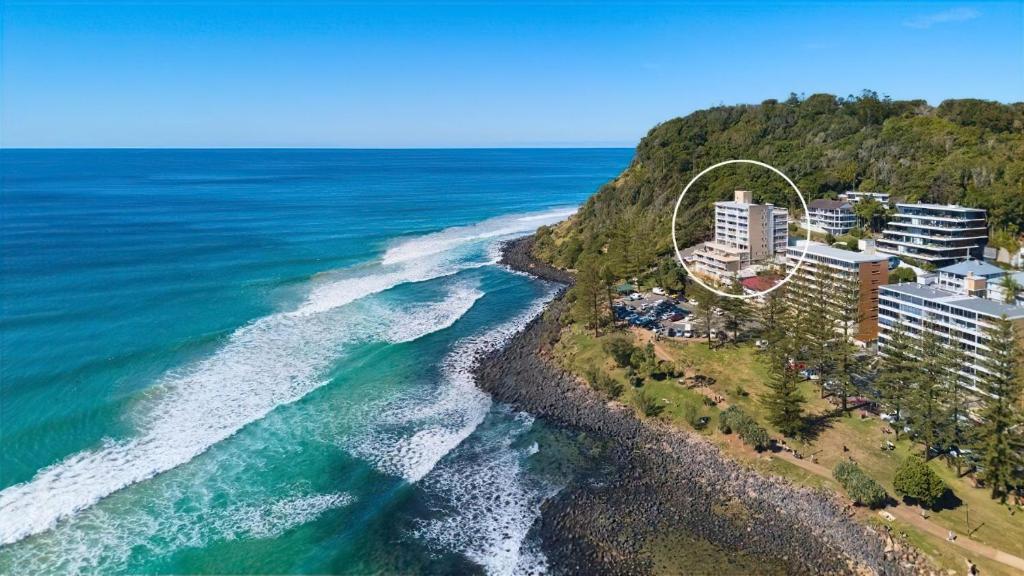 una vista aérea de un complejo en la playa en Hillhaven Holiday Apartments, en Gold Coast
