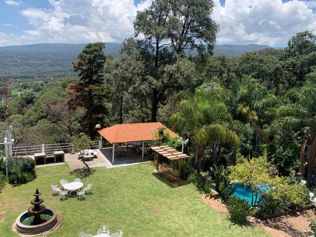 una vista aérea de un jardín con una mesa de picnic y una piscina en Hotel El Mirador y Jardin, en Tlayacapan