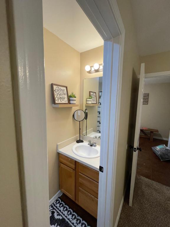 W łazience znajduje się umywalka i lustro. w obiekcie Bayou and Beyond: The perfect stay w mieście Monroe