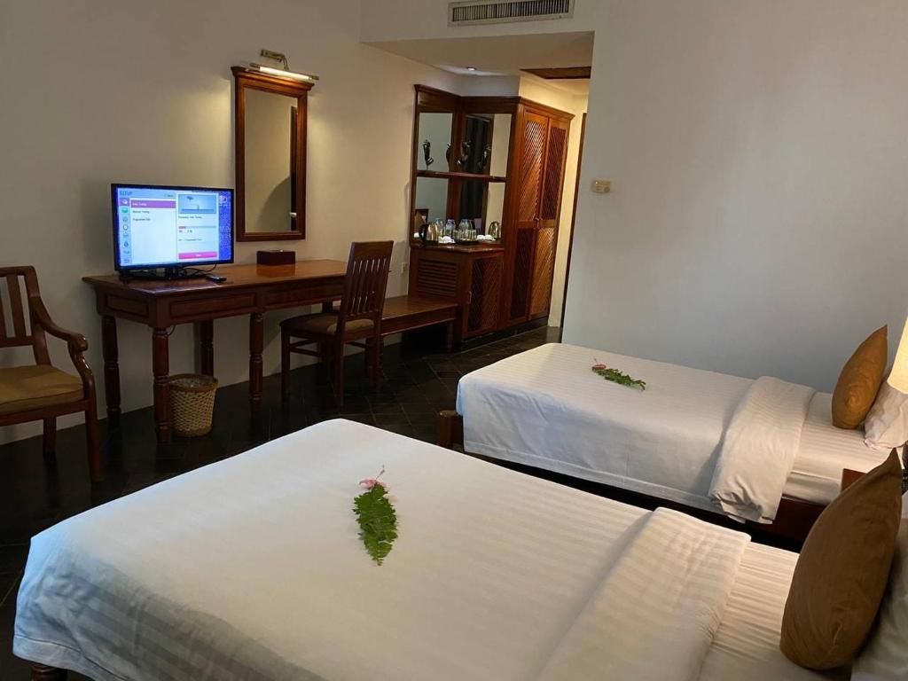 Postel nebo postele na pokoji v ubytování Kingdom Angkor Hotel