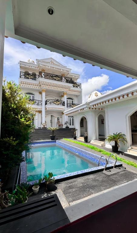 una casa grande con piscina frente a ella en Villa Istanaku, en Tegalharendong
