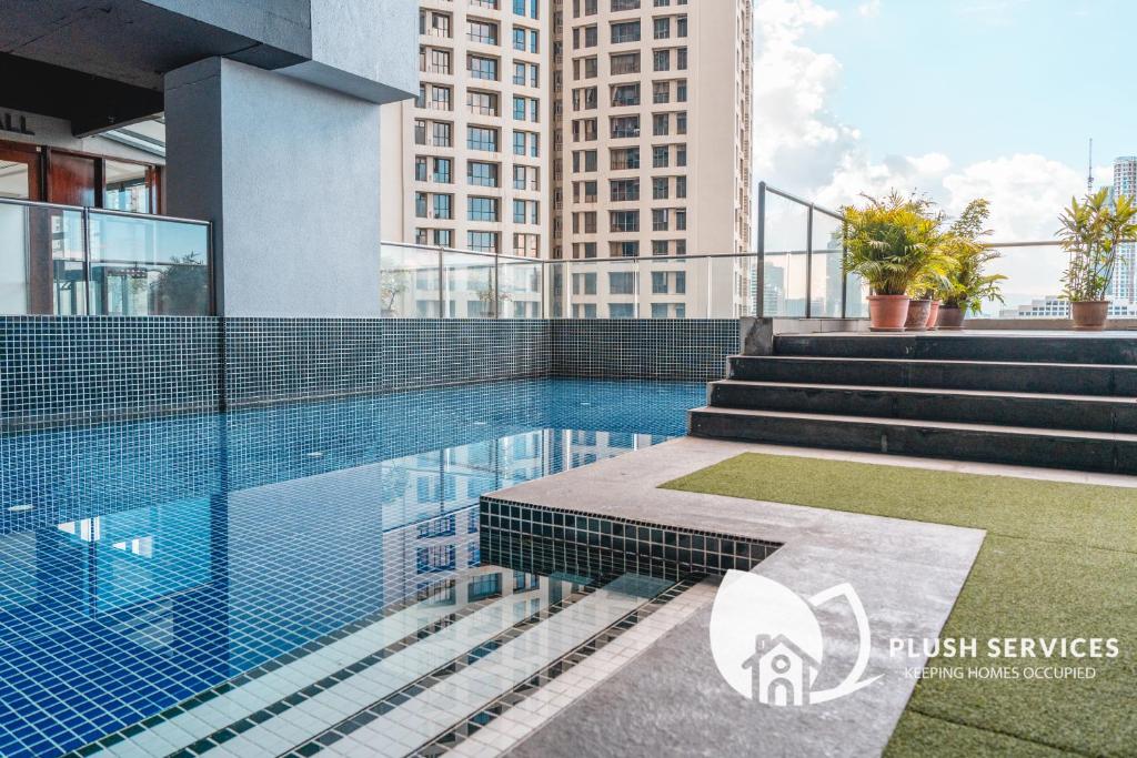 una piscina en la azotea de un edificio en MyHabitat KL by Plush Services, en Kuala Lumpur