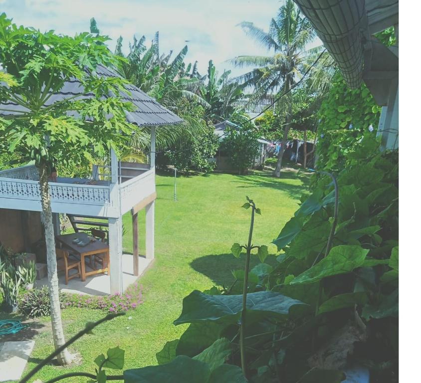 a garden with a gazebo and green grass at Arista Lakey Peak House in Huu