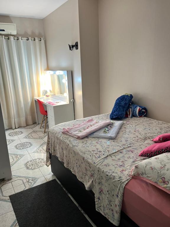 聖蓋博的住宿－Quarto em casa familiar，一间卧室配有一张带桌子和镜子的床