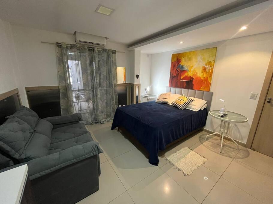 sala de estar con cama y sofá en Casa com 03 quartos proximo a rodoviaria, en Uruguaiana