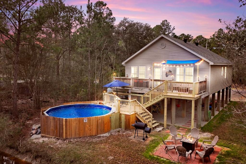 een huis met een terras en een zwembad bij Waterfront Home with Pool, Hot Tub and Game Area in Shoreline Park
