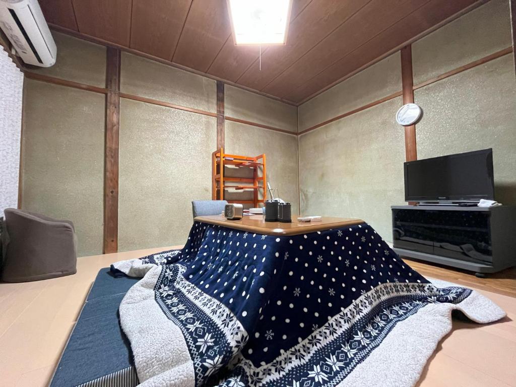Una cama o camas en una habitación de 福井駅から徒歩2分の1棟貸切民泊 最低限