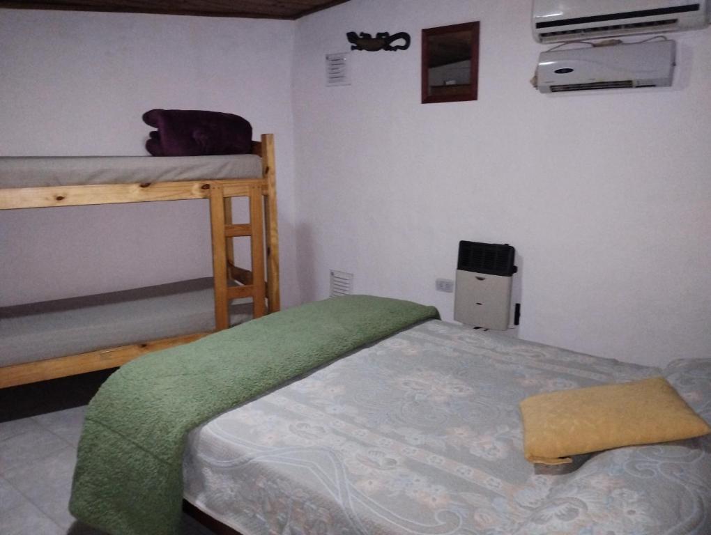 1 dormitorio con 2 literas en una habitación en cabañas Los Pinares en Miramar