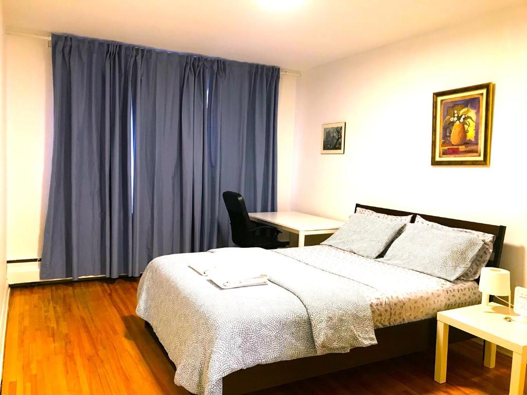 1 dormitorio con 1 cama y escritorio con silla en Big Private Room MidMontreal next to station metro - Parking free en Montreal