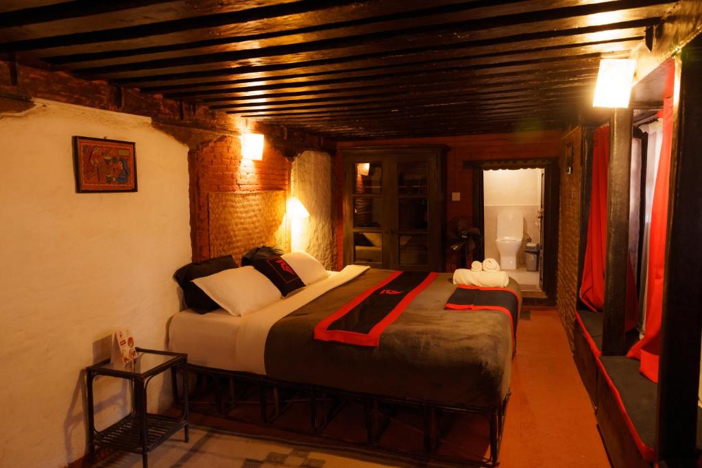 una camera da letto con un letto grande in una stanza di Hira Guest House a Patan