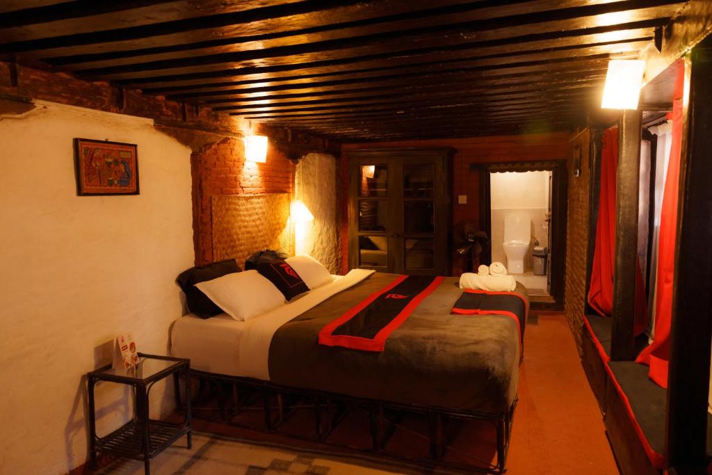um quarto com uma cama grande num quarto em Hira Guest House em Patan