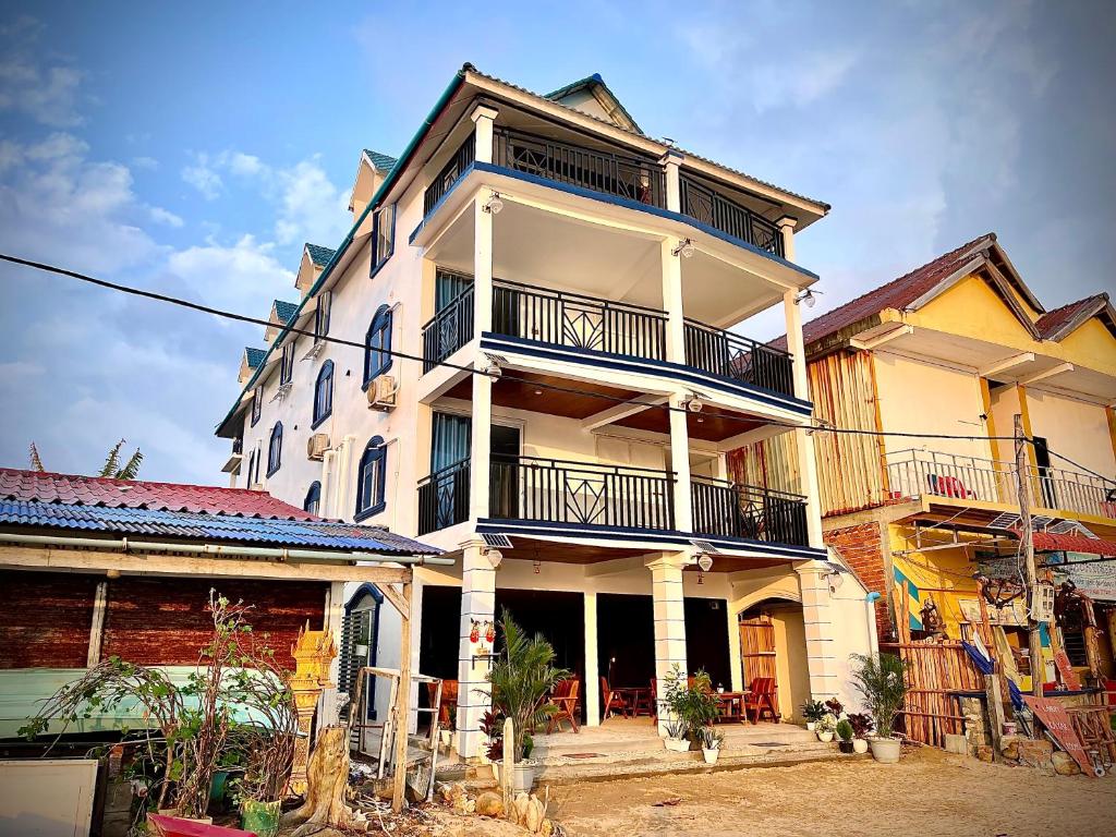 un gran edificio con balcones en un lateral en CORAL en Koh Rong Sanloem