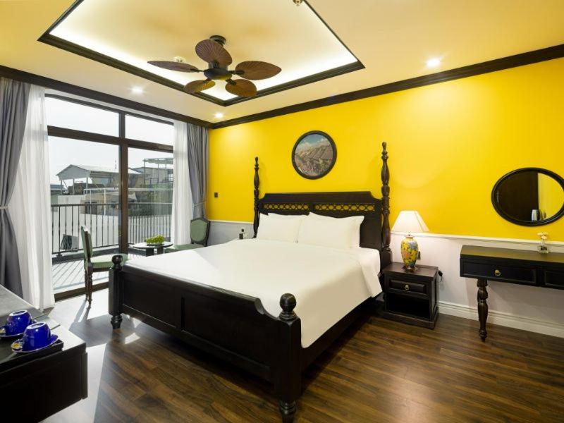 Giường trong phòng chung tại Charming beauty hotel
