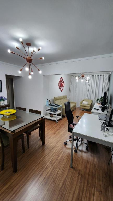 een woonkamer met een tafel en een bank bij UrbanComfort Apt Fradique Coutinho SP in Sao Paulo