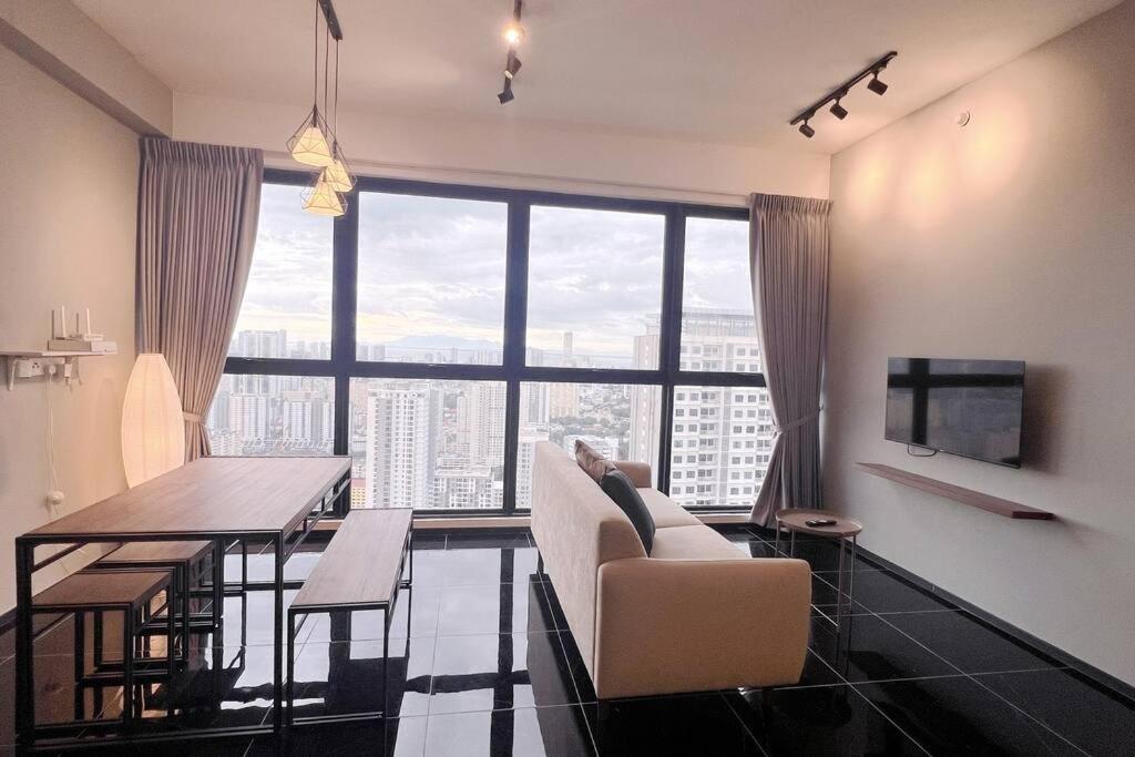 Ruang duduk di Urban Suites with Spectacular High Floor View #3BR #03