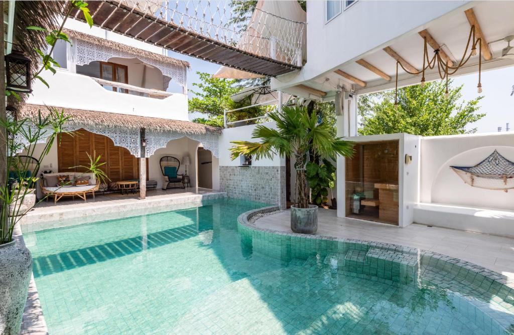 une image d'une piscine dans une maison dans l'établissement lory‘s home, à Bangkok