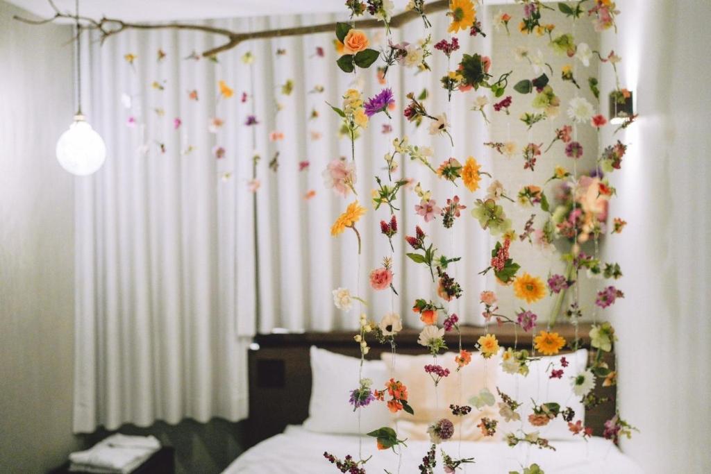 een slaapkamer met een bloemenmuur en een bed bij TAPSTAY HOTEL - Vacation STAY 34544v in Saga