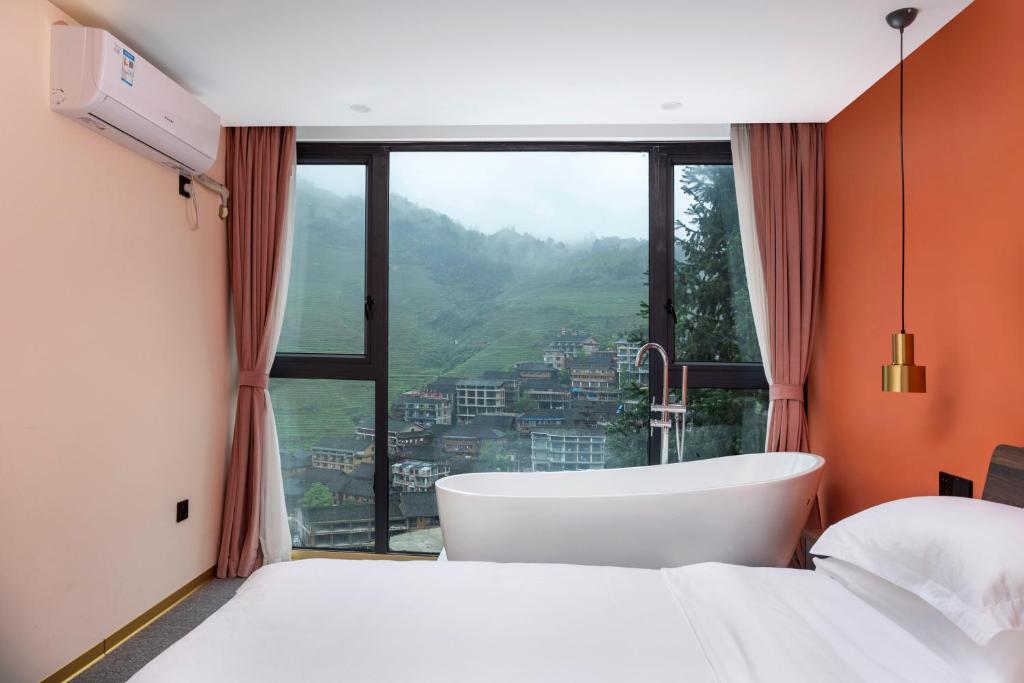 Postel nebo postele na pokoji v ubytování Lost In Beauty Guest House 龙脊梯田野望民宿